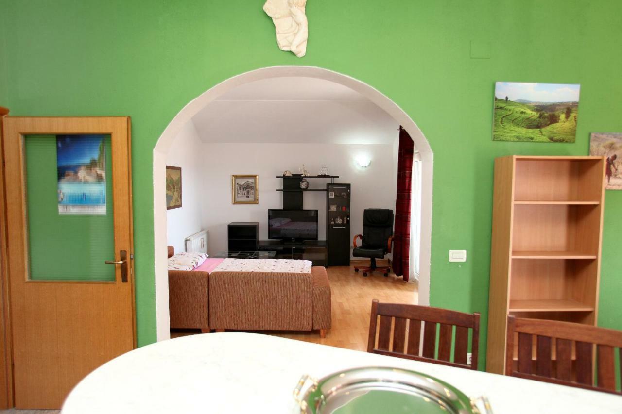 Apartman Dinka โตรกีร์ ภายนอก รูปภาพ