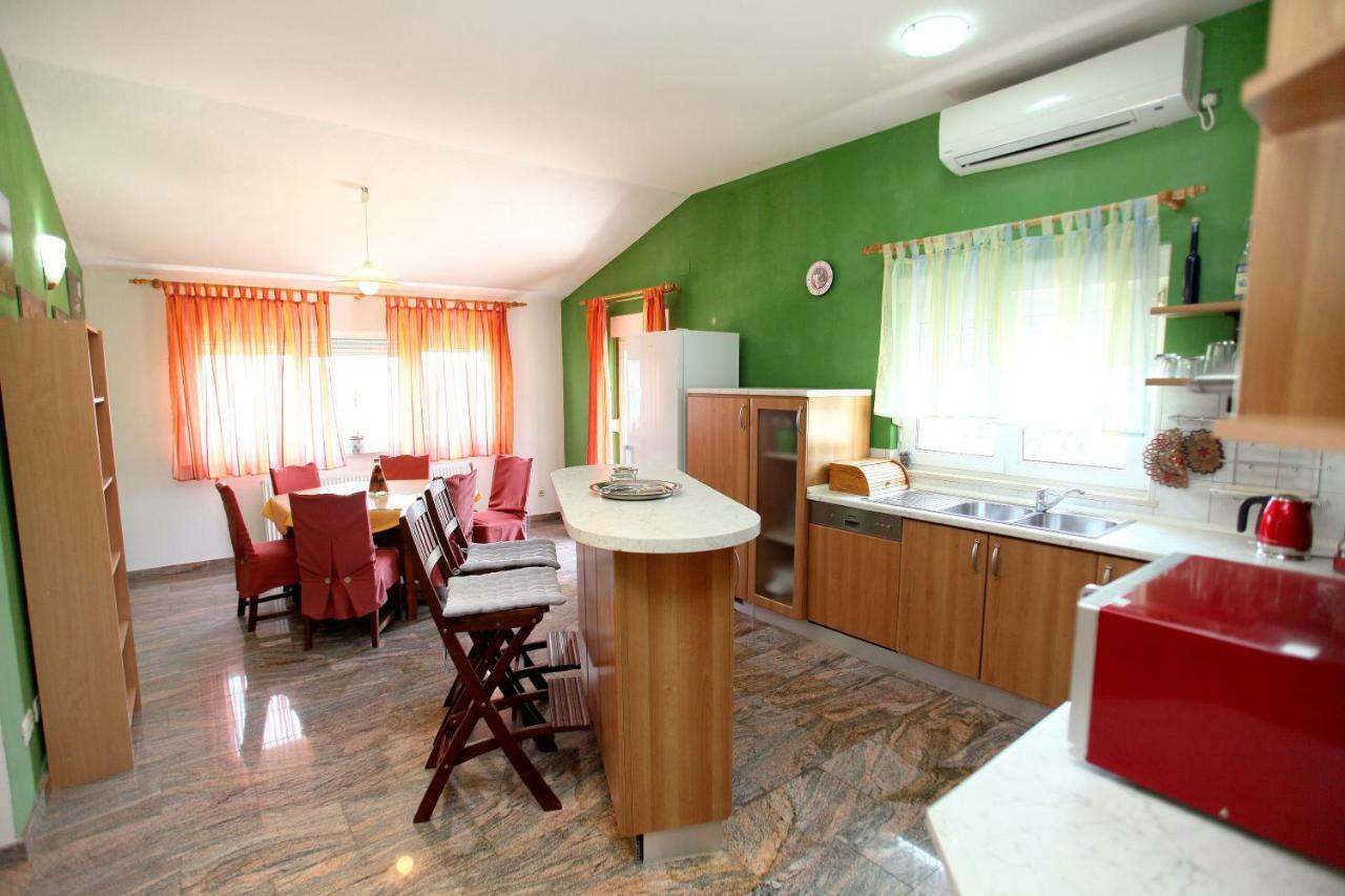 Apartman Dinka โตรกีร์ ภายนอก รูปภาพ