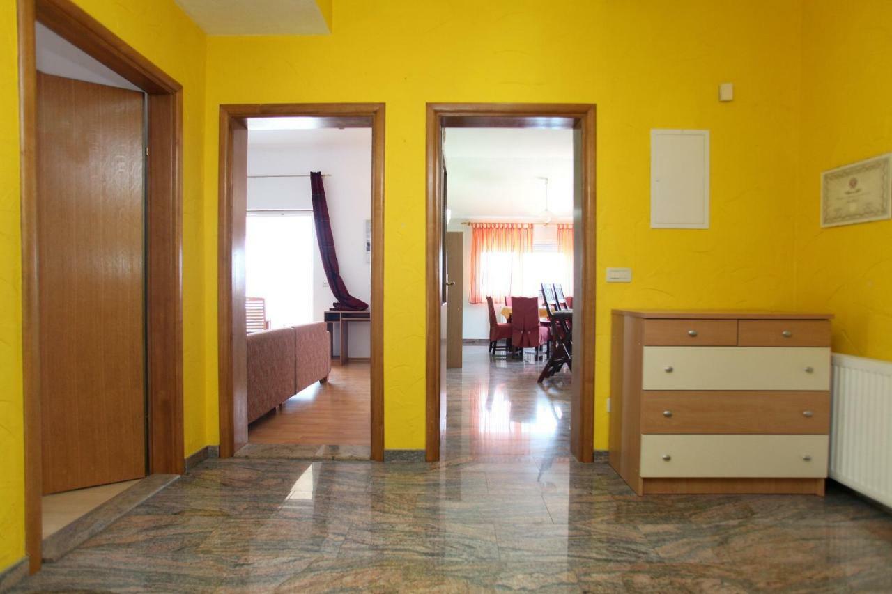 Apartman Dinka โตรกีร์ ภายนอก รูปภาพ