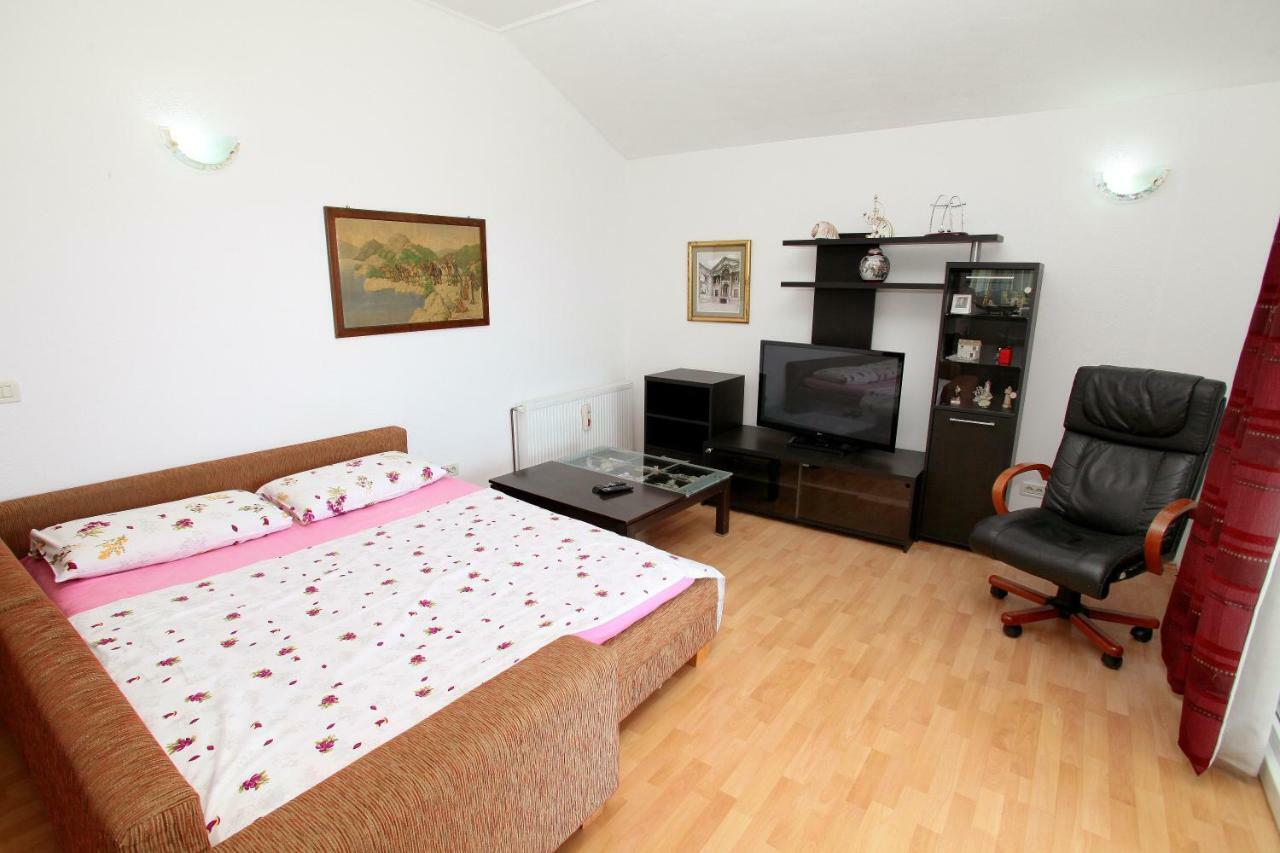 Apartman Dinka โตรกีร์ ภายนอก รูปภาพ